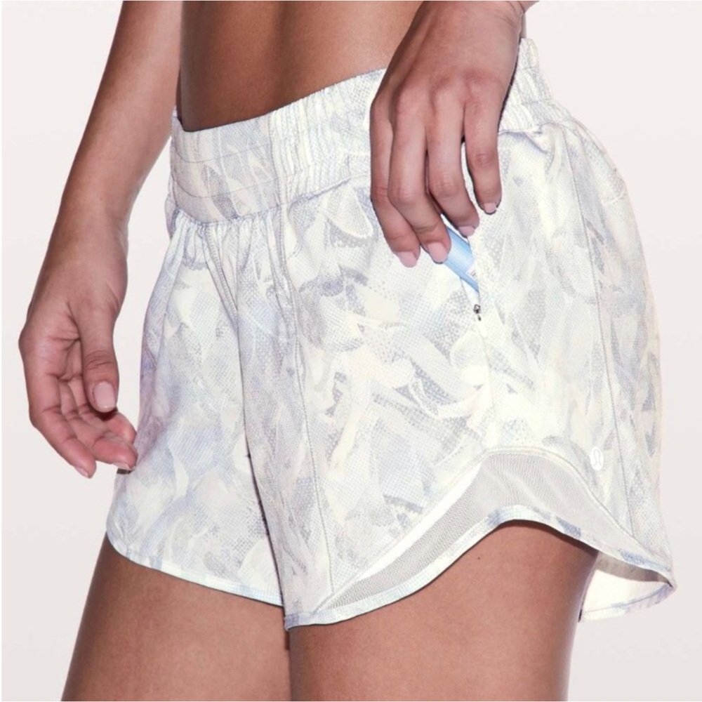 Lululemon Hotty Hot Short II Jasmine White Multi / White 6